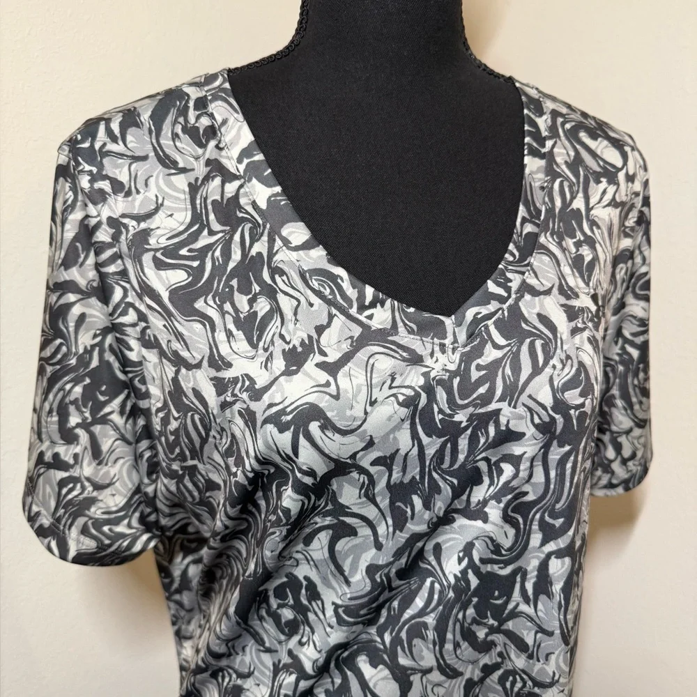 Under Armor Women’s 1X Black, Gray, White Print Shirt - Picture 1 of 10